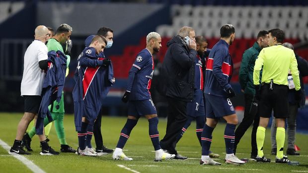 Players of Paris Saint Germain leave the pitch, during the Champions League group H soccer match between Paris Saint Germain and Istanbul Basaksehir at the Parc des Princes stadium in Paris, Tuesday Dec. 8 , 2020. Basaksehir's assistant coach Pierre Webo was shown a straight red card in the 16th minute before the players refused to continue the match amid allegations of racism by one of the match officials. (AP Photo/Francois Mori)