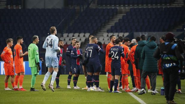Players of Paris Saint Germain, and Istanbul Basaksehir leave the pitch, during the Champions League group H soccer match between Paris Saint Germain and Istanbul Basaksehir at the Parc des Princes stadium in Paris, Tuesday Dec. 8 , 2020. Basaksehir's assistant coach Pierre Webo was shown a straight red card in the 16th minute before the players refused to continue the match amid allegations of racism by one of the match officials. (AP Photo/Francois Mori)