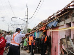 KAI Bersama Pemprov DKI Tertibkan 150 Bangunan Liar di Pinggir Rel Penjaringan
