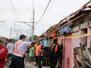 KAI Bersama Pemprov DKI Tertibkan 150 Bangunan Liar di Pinggir Rel Penjaringan KAI Bersama Pemprov DKI Tertibkan 150 Bangunan Liar di Pinggir Rel Penjaringan