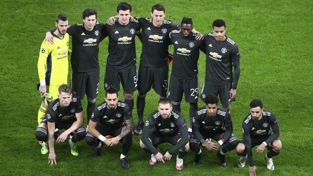 Manchester United players pose for the photographers ahead of the the Champions League group H soccer match between RB Leipzig and Manchester United at the RB Arena in Leipzig, Germany, Tuesday, Dec. 8, 2020. (AP Photo/Matthias Schrader)