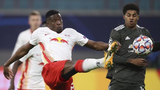 Leipzig's Nordi Mukiele, left, and Manchester's Marcus Rashford in action during the Champions League group H soccer match between Leipzig and Manchester United at the RB Arena in Leipzig, Germany, Tuesday, Dec. 8, 2020. (Jan Woitas/dpa via AP)