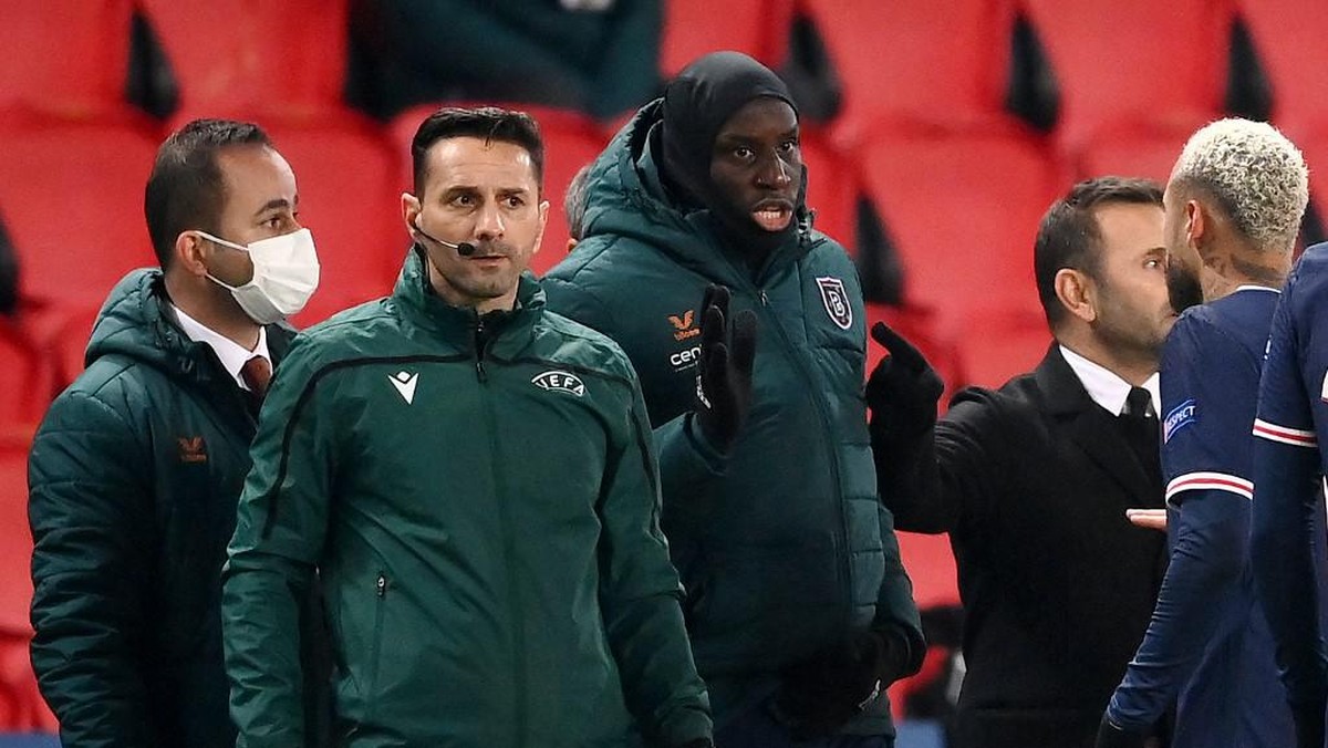 Sebastian Coltescu (dua dari kiri) dituding rasis di pertandingan PSG vs Istanbul Basaksehir. (Foto: FRANCK FIFE/AFP)