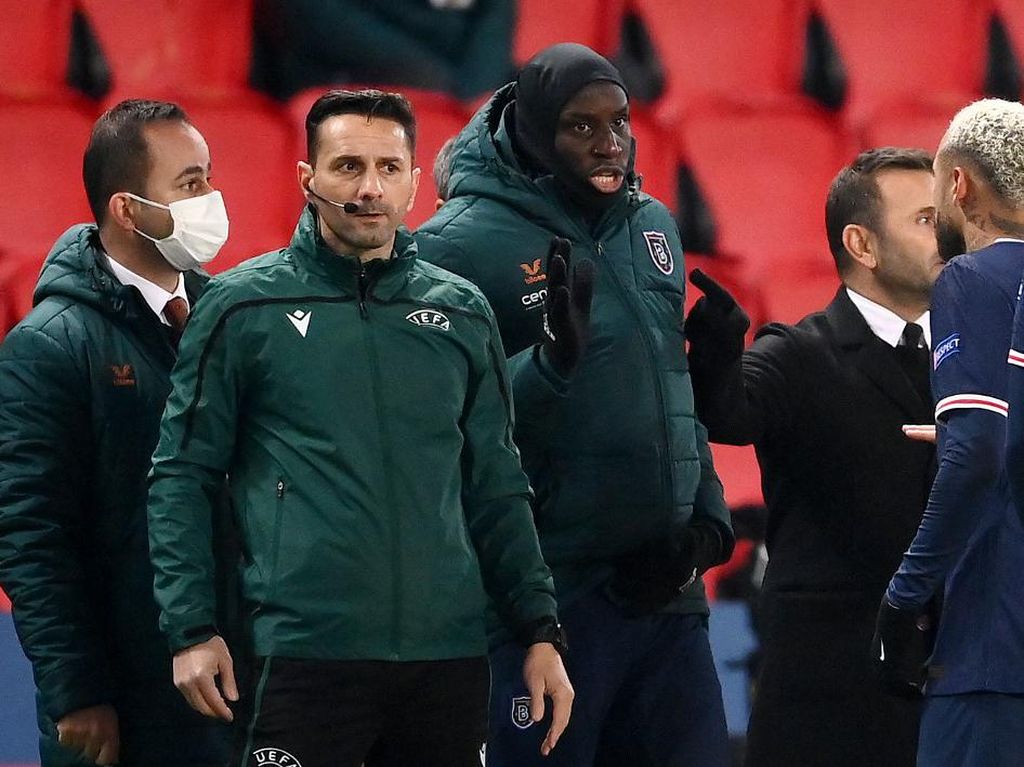 Demba Ba Bantah Sudah Berdamai dengan Wasit Rasis? Demba Ba Bantah Sudah Berdamai dengan Wasit Rasis?