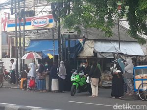 Doakan 6 Laskar Tewas, Ibu-ibu Bagikan Bunga dan Masker di Petamburan Doakan 6 Laskar Tewas, Ibu-ibu Bagikan Bunga dan Masker di Petamburan