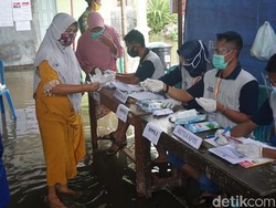 Perjuangan Warga Demak Terabas Banjir Rob Demi ke TPS