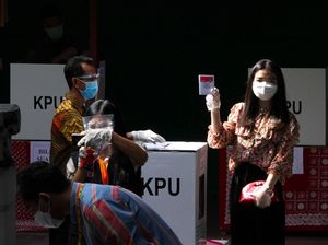 Gaya Selvi Ananda Pakai Clutch Gucci Saat Nyoblos Pilkada Bareng Gibran