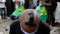 Simpatisan Gibran Cukur Rambut Massal Sambut Kemenangan