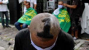 Simpatisan Gibran Cukur Rambut Massal Sambut Kemenangan