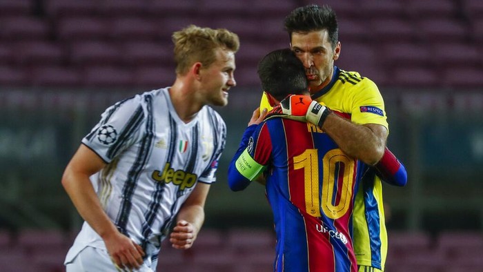 Barcelonas Lionel Messi, center, embraces Juventus goalkeeper Gianluigi Buffon at the end of the Champions League group G soccer match between FC Barcelona and Juventus at the Camp Nou stadium in Barcelona, Spain, Tuesday, Dec. 8, 2020. (AP Photo/Joan Monfort)