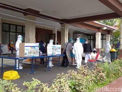 Melihat Pasien Corona Ramai-ramai Nyoblos di Rumdin Walkot Semarang