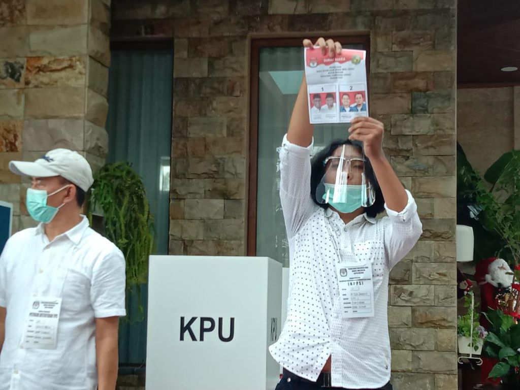 Penghitungan di TPS Bobby Nyoblos Dimulai, Suara Pertama untuk Bobby-Aulia Penghitungan di TPS Bobby Nyoblos Dimulai, Suara Pertama untuk Bobby-Aulia