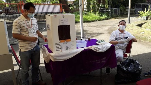 Surya Sumirat, Petugas di TPS 63 Kelurahan Jelupang, Kecamatan Serpong Utara, Tangsel