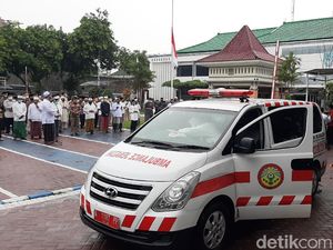 Di Tengah Gerimis, Wakil Wali Kota Probolinggo Positif COVID-19 Dimakamkan