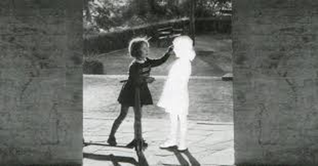 Anak-anak juga dirancang untuk belajar melalui permainan imajinatif dan berpura-pura, dan oleh karena itu mereka dapat sering menukar realita dan khayalan.