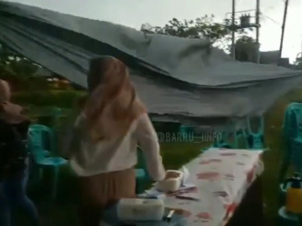 TPS di Barru Sulsel Porak-poranda Dihantam Angin Kencang TPS di Barru Sulsel Porak-poranda Dihantam Angin Kencang