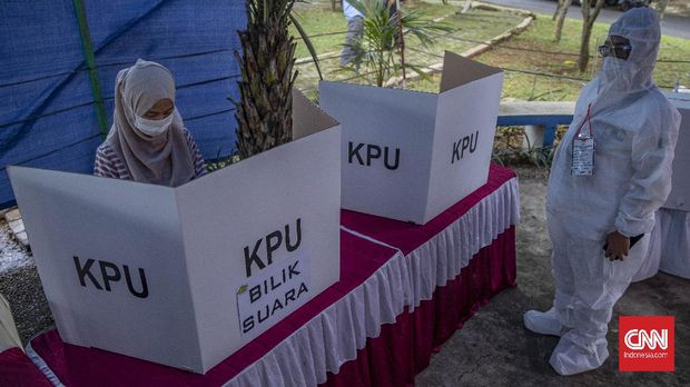 Warga menggunakan hak pilihnya di Tempat Pemungutan Suara (TPS) 46, Serpong Utara, Tangerang Selatan, Rabu, 9 Desember 2020. Pilkada Serentak 2020 menerapkan protokol kesehatan ketat guna mencegah penyebaran virus  COVID-19. CNN Indonesia/Bisma Septalisma
