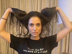 Tunangan Bintang Friends Ini Jadi Sorotan, Usianya 22 Tahun Lebih Muda