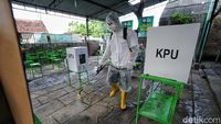 Unik, Petugas di TPS Ini Berpakaian APD