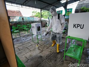 Unik, Petugas di TPS Ini Berpakaian APD Unik, Petugas di TPS Ini Berpakaian APD