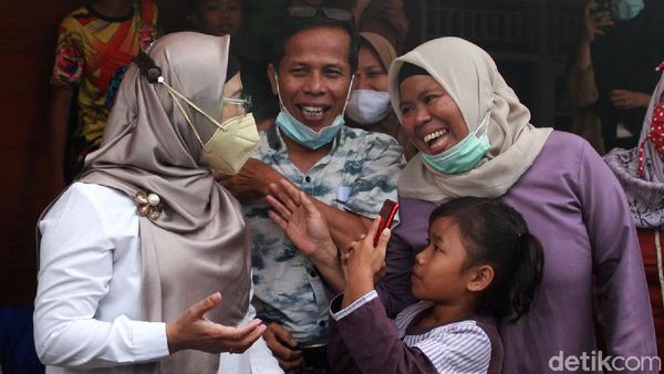 Usai Mencoblos, Azizah Sapa Warga