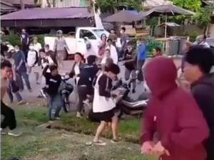 Konvoi Picu Pendukung di Pilbup Luwu Timur Bentrok, Polisi Turun Tangan Konvoi Picu Pendukung di Pilbup Luwu Timur Bentrok, Polisi Turun Tangan