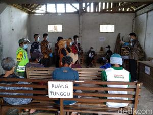Momen Warga Adat Kampung Naga Tasikmalaya Menyalurkan Hak Pilihnya