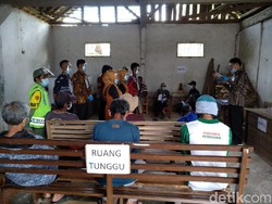 Momen Warga Adat Kampung Naga Tasikmalaya Menyalurkan Hak Pilihnya