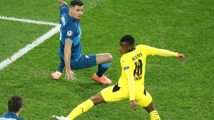 Dortmunds Youssoufa Moukoko warms up ahead of the Champions League, Group F, soccer match between Borussia Dortmund and Lazio at the Signal Iduna Park stadium in Dortmund, Germany, Wednesday, Dec. 2, 2020. (AP Photo/Martin Meissner, Pool)