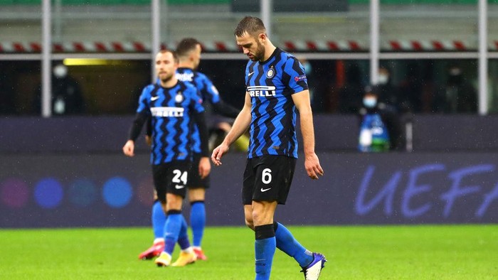MILAN, ITALY - DECEMBER 09: Stefan de Vrij of Inter Milan reacts at full-time after the UEFA Champions League Group B stage match between FC Internazionale and Shakhtar Donetsk at Stadio Giuseppe Meazza on December 09, 2020 in Milan, Italy. Sporting stadiums around Italy remain under strict restrictions due to the Coronavirus Pandemic as Government social distancing laws prohibit fans inside venues resulting in games being played behind closed doors. (Photo by Marco Luzzani/Getty Images)