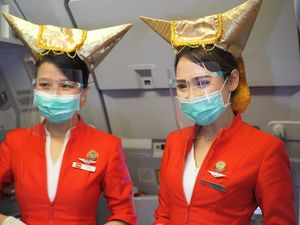 Terbang Perdana Jakarta-Padang, AirAsia Bagi-bagi Nasi Padang