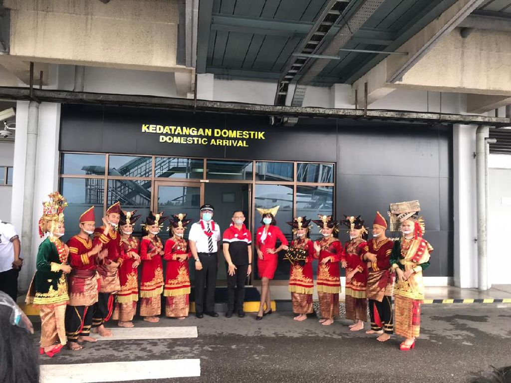 AirAsia Terbang Perdana Jakarta-Padang, Akhirnya! AirAsia Terbang Perdana Jakarta-Padang, Akhirnya!