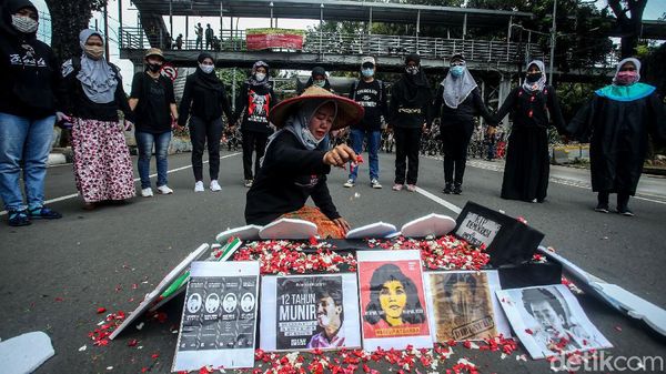 Aksi Teatrikal Ziarah Makam Warnai Peringatan Hari HAM Sedunia