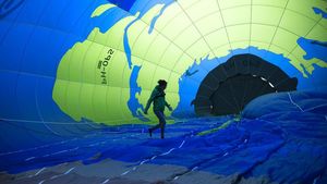 Aktivis Lingkungan Terbangkan Balon Udara di Belgia
