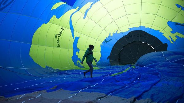 Aktivis Lingkungan Terbangkan Balon Udara di Belgia