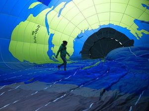 Aktivis Lingkungan Terbangkan Balon Udara di Belgia