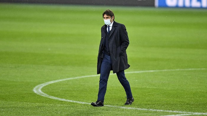 Inter head coach Antonio Conte walks on the pitch at the Borussia Park prior the Champions League group B soccer match between Borussia Moenchengladbach and Inter Milan in Moenchengladbach, Germany, Monday, Nov. 30, 2020. (AP Photo/Martin Meissner)