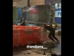 Viral Video Wanita Geser Paksa Barrier Jalan di Bandung, Ini Kata Dishub