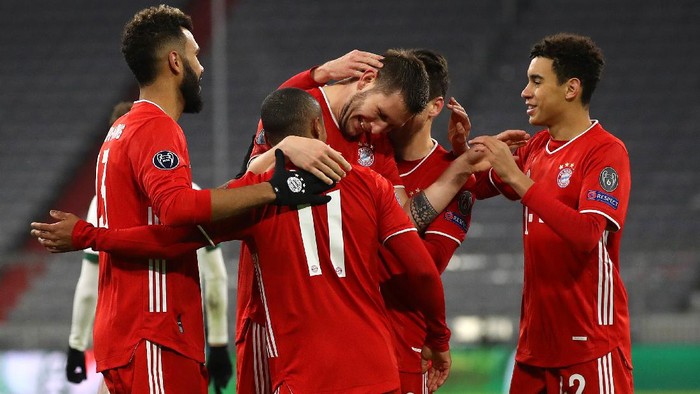 MUNICH, GERMANY - DECEMBER 09: Niklas Suele of FC Bayern Munich celebrates with team mates Douglas Costa, Eric Maxim Choupo-Moting, Marc Roca and Jamal Musiala (R) after scoring their sides first goal during the UEFA Champions League Group A stage match between FC Bayern Muenchen and Lokomotiv Moskva at Allianz Arena on December 09, 2020 in Munich, Germany. Sporting stadiums around Germany remain under strict restrictions due to the Coronavirus Pandemic as Government social distancing laws prohibit fans inside venues resulting in games being played behind closed doors. (Photo by Alexander Hassenstein/Getty Images)