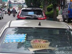 Parkir di Bahu Jalan Cimahi, 15 Mobil Dipasangi Stiker Pelanggaran
