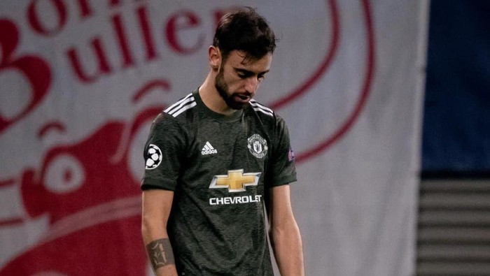 Bruno Fernandes tertunduk kecewa setelah Manchester United dikalahkan RB Leipzig 2-3 dan gagal ke 16 Besar Liga Champions musim ini.