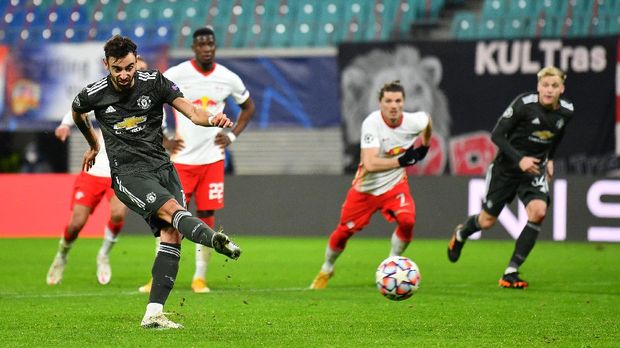 LEIPZIG, GERMANY - DECEMBER 08: Bruno Fernandes of Manchester United scores his sides first goal from the penalty spot during the UEFA Champions League Group H stage match between RB Leipzig and Manchester United at Red Bull Arena on December 08, 2020 in Leipzig, Germany. Sporting stadiums around Germany remain under strict restrictions due to the Coronavirus Pandemic as Government social distancing laws prohibit fans inside venues resulting in games being played behind closed doors. (Photo by Stuart Franklin/Getty Images)