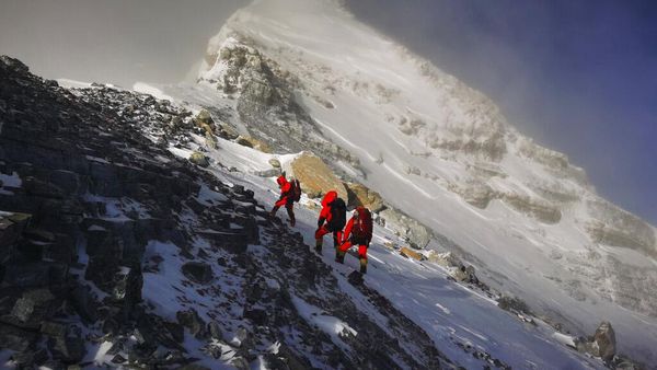Momen Duet Nepal dan China Hitung Ketinggian Gunung Everest