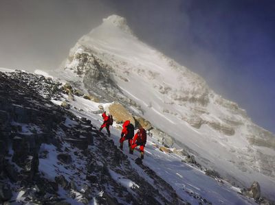 Momen Duet Nepal dan China Hitung Ketinggian Gunung Everest