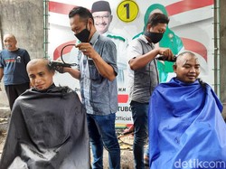 Hindari Konvoi, Relawan Karunia di Situbondo Pilih Cukur Gundul