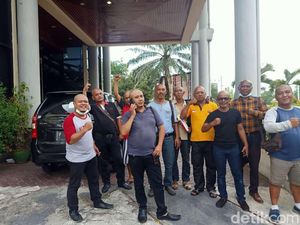 Anggota DPRD dan Warga Cukur Gundul Simbol Rekonsiliasi Usai Pilkada Jember