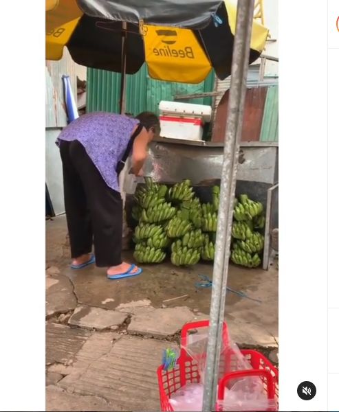  Wanita Ini Jualan Pisang Disembur Pakai Air Kumur dari Mulut Duh! Perempuan Ini Jualan Pisang Disembur Pakai Air Kumur Dari Mulut