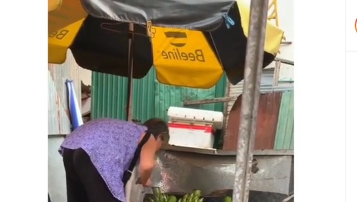 Duh! Perempuan Ini Jualan Pisang Disembur Pakai Air Kumur Dari Mulut Wanita Ini Jualan Pisang Disembur Pakai Air Kumur dari Mulut Duh! Perempuan Ini Jualan Pisang Disembur Pakai Air Kumur Dari Mulut