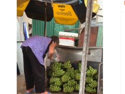 Duh! Wanita Ini Jualan Pisang Disembur Pakai Air Kumur dari Mulut