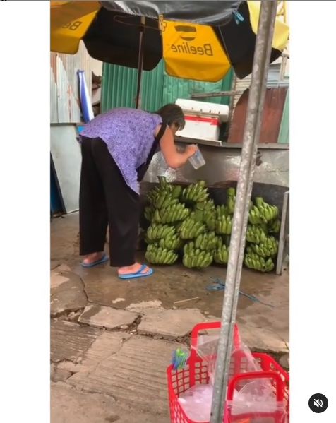  Wanita Ini Jualan Pisang Disembur Pakai Air Kumur dari Mulut Duh! Perempuan Ini Jualan Pisang Disembur Pakai Air Kumur Dari Mulut